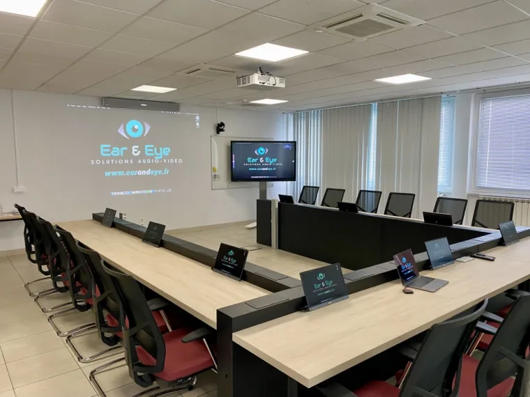 Équipement d’une salle de direction avec une solution de visioconférence à Annonay