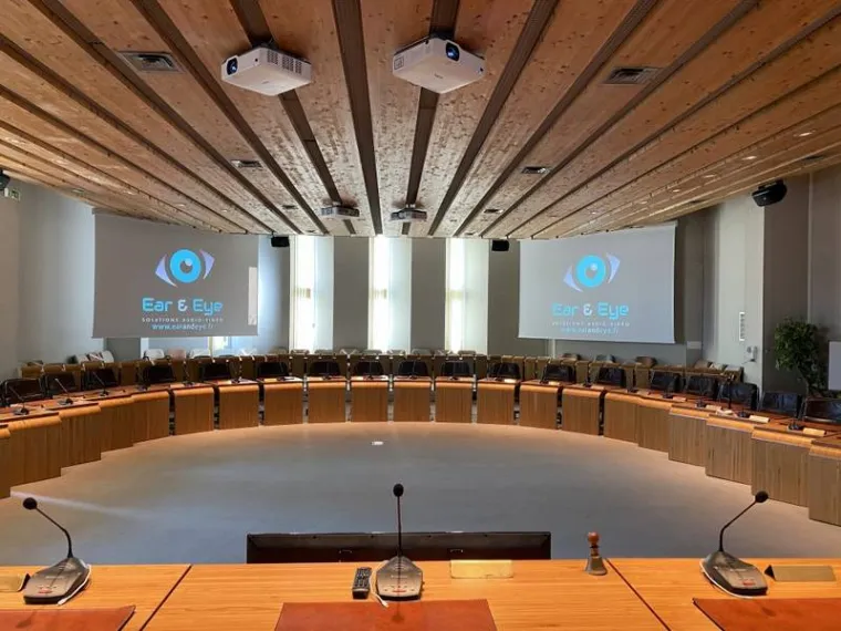 Renouvellement d'écrans, vidéoprojecteurs pour trois salles de conférences à Privas, Lyon, Ear and Eye