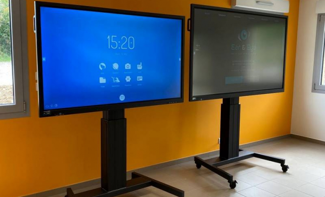 4 écrans interactifs tactiles intégrés pour une école à Lyon, Lyon, Ear and Eye