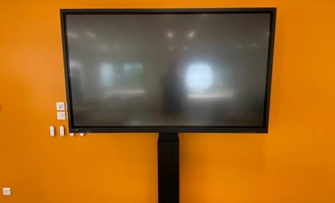 Installation de 4 écrans tactiles dans différentes salles de classe à Lyon, Lyon, Ear and Eye