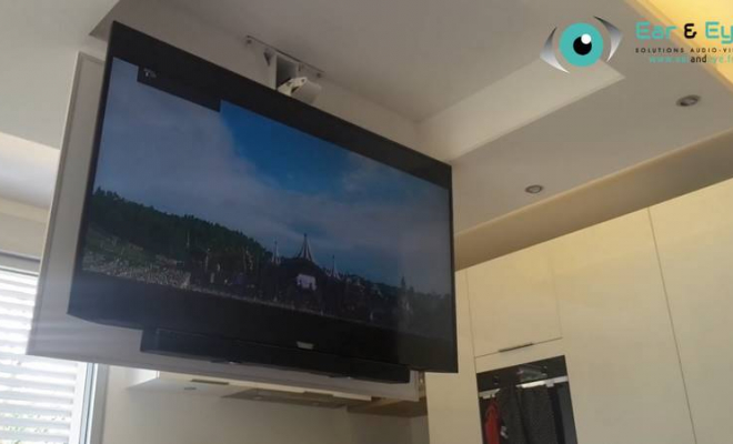 Une TV motorisée encastrée au plafond pour une cuisine à Lyon, Lyon, Ear and Eye