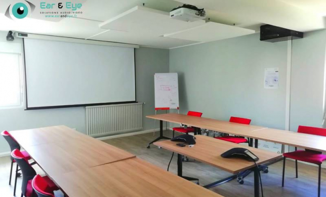 Une solution de visioconférence pour une école dans une salle de réunion à Lyon, Lyon, Ear and Eye