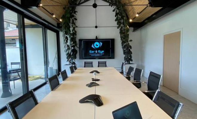 Un système de visioconférence pour une salle de réunion de 16 personnes à Romans-sur-Isère, Lyon, Ear and Eye