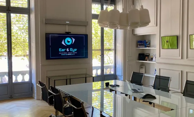 Installation d’une salle de réunion équipée avec une solution de visioconférence à Lyon, Lyon, EAR AND EYE